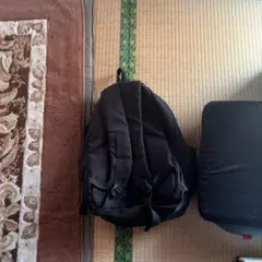 黒のナイロンリュック 多機能ポケット付き