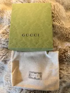GUCCI ギフトボックス 布地の入れ物 紙袋つき
