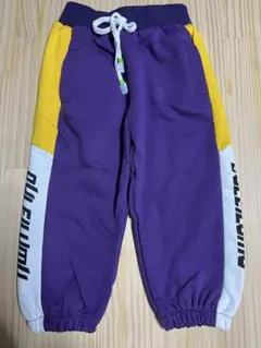 紫・黄色のロゴ入りパンツ