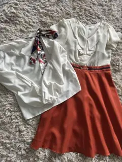 リボン付きブラウスとひざ下丈ワンピース