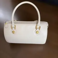 ハンドバッグ ベージュ ゴールド金具 エンボス加工 - メルカリ