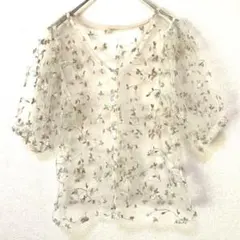 【apres jour アプレジュール】刺繍トップス　パフスリーブ　透け感のサムネイル