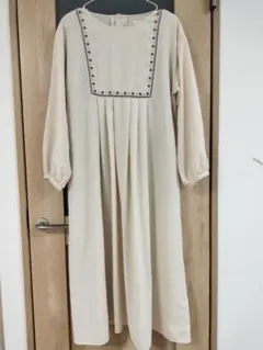 クリーム色 長袖ワンピース 刺繍　エホカソポ