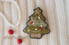 ハンドメイド　刺繍ブローチ　クリスマスツリー　パール　ビーズ　アクセサリー