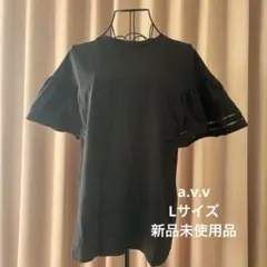 黒いフレア袖トップス