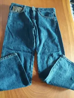 青色ポケット付き長ズボン