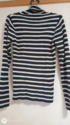 ネイビーとアイボリーのストライプ長袖トップス