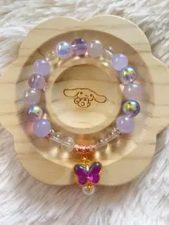 蝶のチャーム付き紫ビーズブレスレット