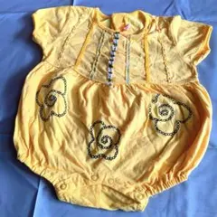Bebe 黄色 花刺繍ロンパース 80-90くらいのサイズ感です
