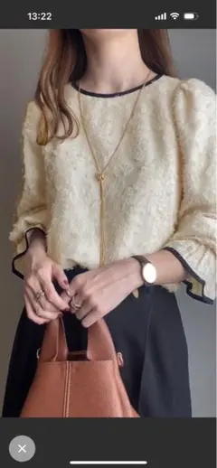 アイボリー フリル付き トップス 長袖