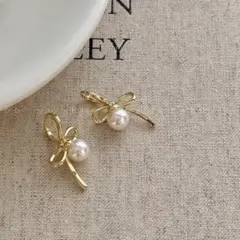 ゴールドリボン白真珠カラー ピアスサージカルステンレス上品デザイン