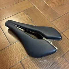PINARELLO F5 2024モデル　完成車用サドルのサムネイル