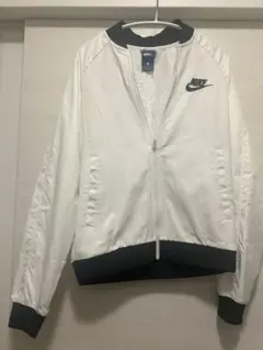 【値下げ】Nike ホワイト ジャンパー、ブルゾン　Sのサムネイル
