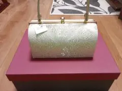 アイボリーのバッグとゴールド草履のセット