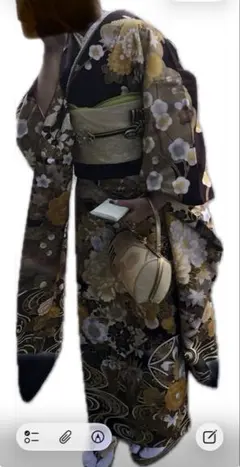黒地 華やかな花柄 振袖フルセットのサムネイル
