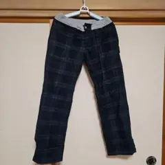 ネイビーとグリーンのチェック柄カジュアルパンツ