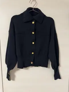 エーミーロウの黒いボタン付きニットセーター
