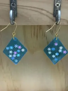 ハンドメイド 雪の結晶風模様のピアス