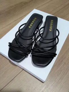 CAVOUR ブラック ストラップサンダル クリアヒール