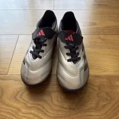 アディダス(adidas)ジュニアサッカートレーニングシューズ プレデター