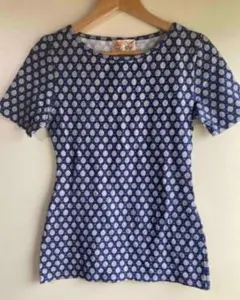 青のパターン入り短袖Tシャツ