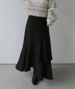 黒　アシメラッフルティアードスカート