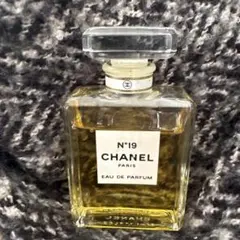 CHANEL N°19 Eau de Parfum