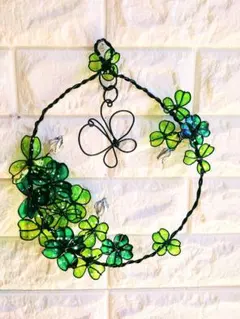 ワイヤーアート　クローバーと蝶のリース