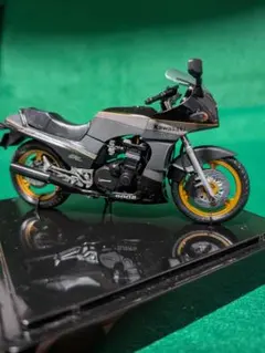 Kawasaki GPZ 900R 1/24 　ビンテージバイクケース入り完成品のサムネイル