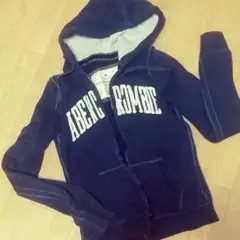 送料込み！　アバクロンビー&フィッチ　パーカー　ネイビー　正規品