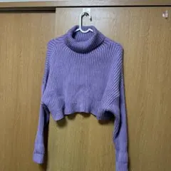 紫のクロップドセーター