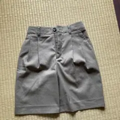 ベージュ タック入り ショートパンツ