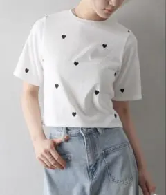 ハート刺繍 ホワイト クロップドTシャツのサムネイル