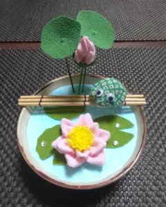 夏作品セール！ ちりめん細工の睡蓮を眺めるかえる置物 - メルカリ