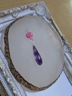 『1点限り』天然石アメジストペンダントトップ　薔薇付き