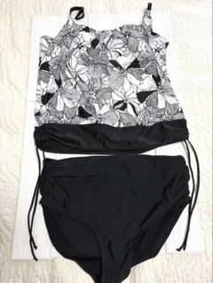 ゆったりデザイン　セパレート水着 上下セット　黒と白の花柄 大きめサイズ
