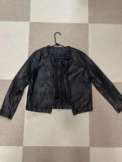 黒いレザーライダースジャケット