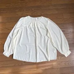 【新品】未着用 UNIQLO ホワイト 長袖ブラウス Mのサムネイル