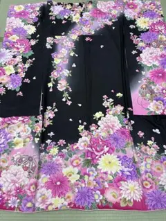 黒地 牡丹 菊 鞠 華やか 振袖のサムネイル