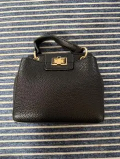 黒いレザーショルダーバッグ