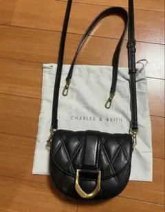 CHARLES＆KEITH ミニガビーヌ キルテッドサドルバッグのサムネイル
