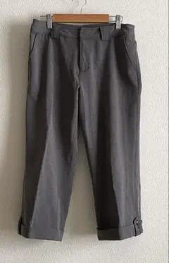 クロップドパンツ グレー 裾がおしゃれなカフタブデザイン
