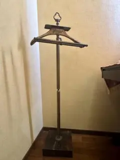 金色のポールハンガー スロープハンガー ハンガーラック ヨーロッパ