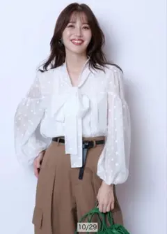 JUSGLITTYシアードットボウタイブラウス