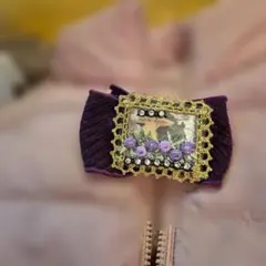 リボンのついた手作りブローチ