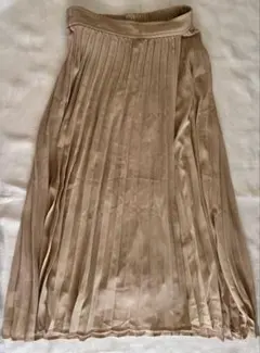 ベージュ プリーツロングスカート サテン風　✳︎AZUL