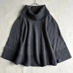 UNTITLED タートルニットポンチョ ゆったりフレア裾 チャコール 2
