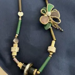 ユニークなデザインのネックレス 花モチーフ付き
