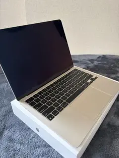 美品/当日発送　Apple MacBook Air M4 スターライト2025