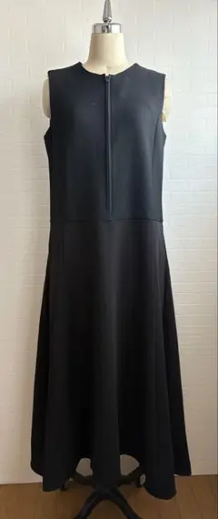 ユニクロブラックノースリーブフレアワンピース